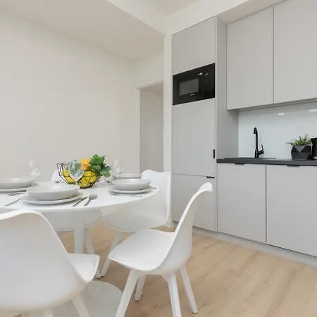 Amazing Spacious In Center By Renters